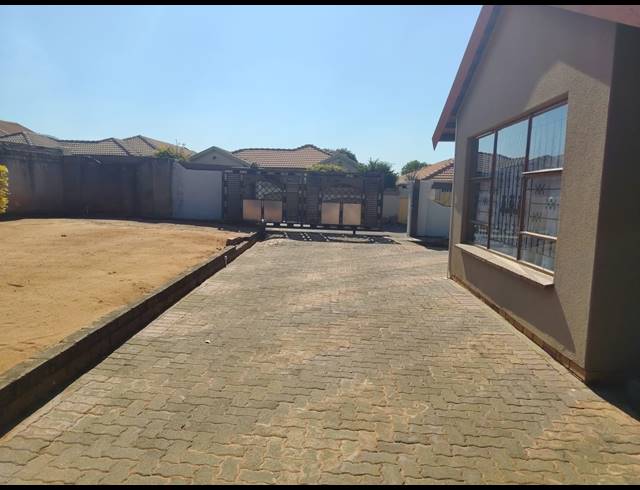 3 BEDROOM HOUSE FOR SALE IN TLHABANE WEST